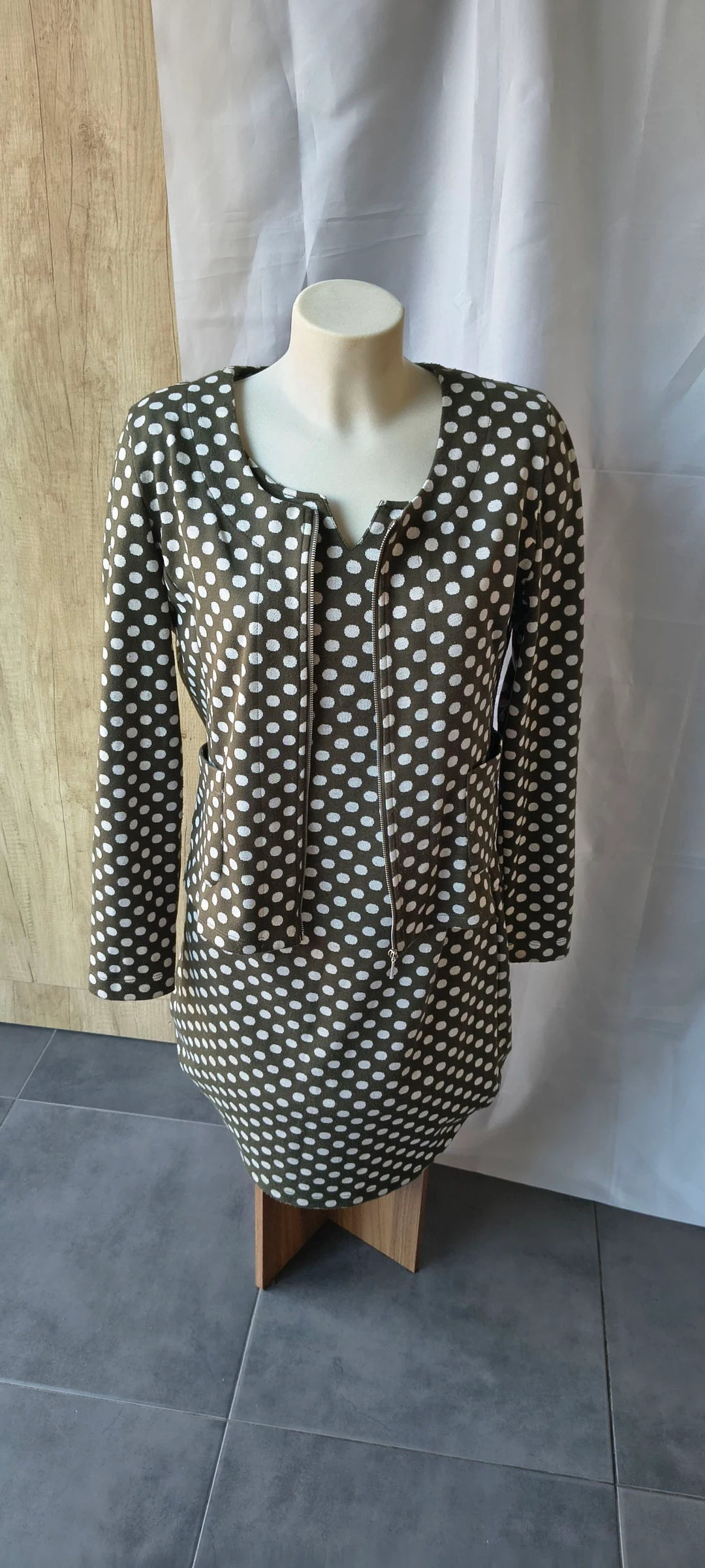 Norah 2-delige set maat 42 – Stippen jurk + vest – Stretch – Tijdloos & elegant #308